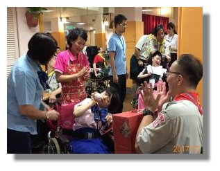驚喜箱：看看摸到什麼東西。